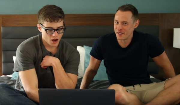 A voir : Blake Mitchell évalue la première scène porno gay de Davey Wavey