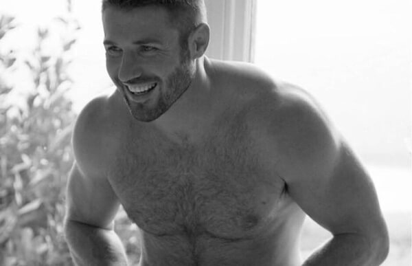 La star du rugby Ben Cohen réagit à une photo nue