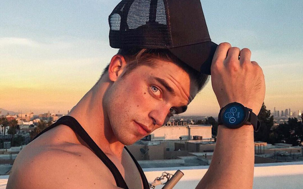 Regardez: River Viiperi se met à nue sur la plage dans une nouvelle vidéo NSFW