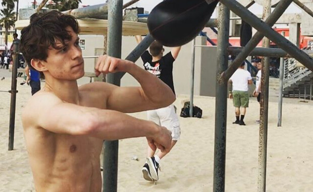 Tom Holland montre son corps incroyable à la plage