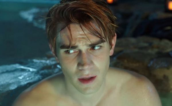 KJ Apa travaille en sueur, torse nu au soleil !