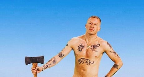 Macklemore laisse peu de place à l'imagination dans son nouveau clip "Comment jouer de la flûte"