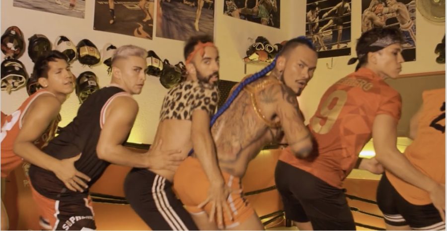 Vidéo clip : À la queue leu leu de ses boys, Pablo Bravo met KO Viktor Rom dans "Ring" !