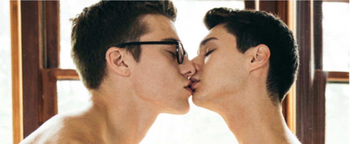 Blake Mitchell fait officiellement faire du porno à son chéri chez CockyBoys !